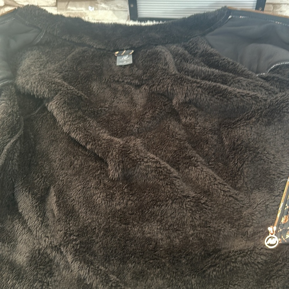 New Balance Black and Gold Jacket - Picture 6 of 14